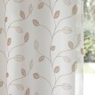 Voálová záclona s motívom listov zakončená očkami