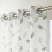 Voálová záclona s motívom listov zakončená očkami