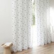Voálová záclona s motívom listov zakončená očkami