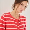 Pruhovaný svetr s ozdobnými knoflíky