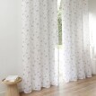 Voálová záclona s motívom listov zakončená očkami