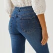 Úzke džínsy s vysokým pásompre vysokú postavu