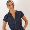 Krátké šaty s výstřihem na zip a šňůrkou v pase, z lehkého denimu