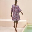 Rozšírené krátke šaty s potlačou a širokými rukávmi