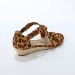 Sandále s leopardím vzorom na klinovom podpätku