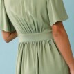 Krátke jednofarebné šaty s gombíkmi pre nižšiu postavu