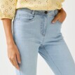 Úzke džínsy s vysokým pásom pre nižšiu postavu