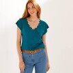 Jednofarebné tričko s výstrihom do V a macramé lemom