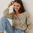 Blúzka s potlačou kvetín a okrúhlym výstrihom