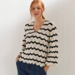 Pruhovaný pulóver so širokými 7/8 rukávmi a vzorom