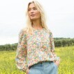 Blúzka s potlačou kvetín a okrúhlym výstrihom