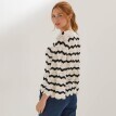 Pruhovaný pulóver so širokými 7/8 rukávmi a vzorom