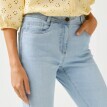 Úzke džínsy s vysokým pásom pre strednú postavu
