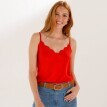 Jednobarevný top s výstřihem do V lemovaným macramé