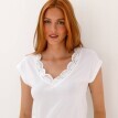 Jednofarebné tričko s výstrihom do V a macramé lemom