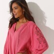 Bluzka w jednolitym kolorze z makramą i ażurowym haftem