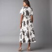 Długa sukienka z szerokimi rękawami i kwiatowym nadrukiem