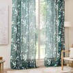 Záclona so vzorom listov a metalickou potlačou