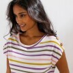 Pruhované tričko s kokosvými gombíkmi na pleciach