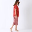 Pyžamo se 3/4 kalhotami a potiskem listů