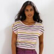 Pruhované tričko s kokosvými gombíkmi na pleciach