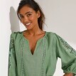 Bluzka w jednolitym kolorze z makramą i ażurowym haftem