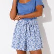 Široké šortky s potlačou so stuhou v páse