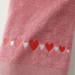 Koupelnový textil s výšivkou srdcí
