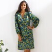 Krátke šaty s potlačou a zavinovacím výstrihom