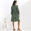 Krátke šaty s potlačou a zavinovacím výstrihom