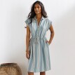 Pruhované krátke šaty s gombíkmi