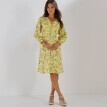 Krátke šaty s potlačou a zavinovacím výstrihom