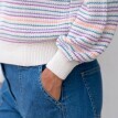 Sweter z kolorowymi paskami i gładkim wzorem