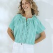 Egyszínű, rövid ujjú, egyszínű blúz makramé csíkokkal