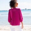 Bluzka z dekoltem w serek i makramą