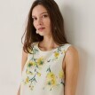 Rövid, egyenes szabású ruha virágmintával