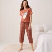 Spodnie piżamowe 3/4 z nadrukiem liści i ściągaczem