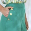 Elegantní šortky s ozdobnými knoflíky a pružným pasem vzadu