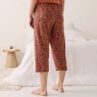 Spodnie piżamowe 3/4 z nadrukiem liści i ściągaczem