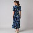 Dlouhé volánové šaty s potiskem