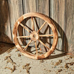 Drewniane koło w stylu rustykalnym