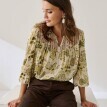 Крепова блузка з макраме та рукавами 3/4, з принтом