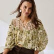 Крепова блузка з макраме та рукавами 3/4, з принтом