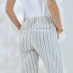 Chino nohavice s pružným pásom zo zmesi bavlny a ľanu s prúžkami