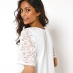 Koszulka z koronkowymi rękawami i wiązaniem przy dekolcie