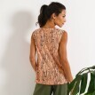 Топ з V-подібним вирізом, обробленим макраме та графічним принтом