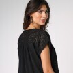 Kreponová halenka s krajkou a macramé