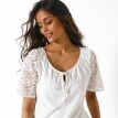 Koszulka z koronkowymi rękawami i wiązaniem przy dekolcie