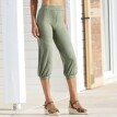 Pantaloni 3/4 terminați cu tiv elastic