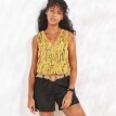 Top s výstřihem do V lemovaným macramé a s potiskem